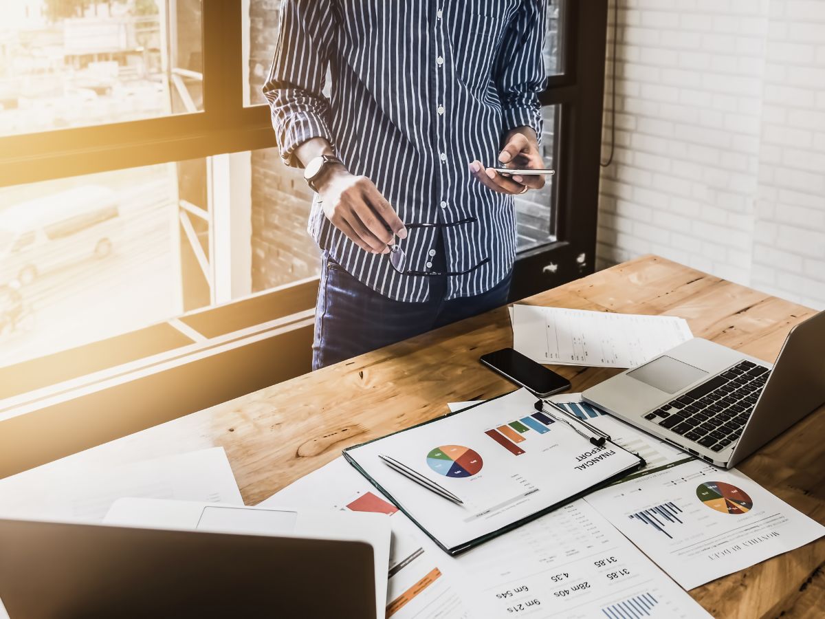 Procore consultant helping a customer maximize ROI